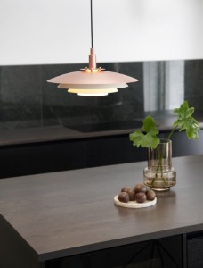 Lampa wisząca BRETAGNE Nordlux 1xG9 25W Metal Miedziany nad nowoczesną kuchenną wyspą.