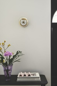 Lampa ścienna CHISELL Nordlux 1xE14 25W Metal Mosiądz na białej ścianie.