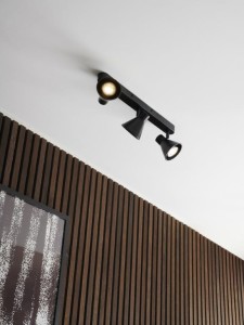 Lampa sufitowa EIK Nordlux 3xGU10 35W Metal Czarny na białym suficie.