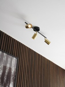 Lampa sufitowa EXPLORE Nordlux 3xGU10 7W Metal Mosiądz zamontowana na suficie w nowoczesnym wnętrzu.