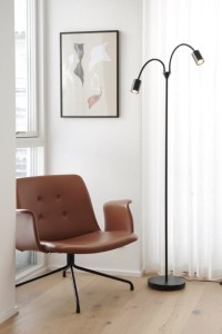 Lampa podłogowa EXPLORE Nordlux 1xGU10 7W Metal Czarny w nowoczesnym wnętrzu.