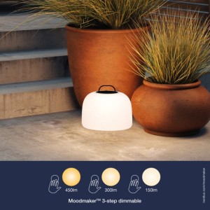 Lampa na baterie KETTLE Nordlux 1xLED biały przy doniczkach na schodach.