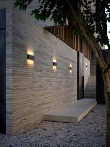 Lampa ścienna KINVER Nordlux 1xLED Aluminium Czarny zainstalowana na zewnętrznej ścianie budynku.
