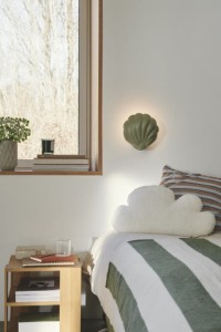 Lampa ścienna KONCHI Nordlux 1xE14 25W Metal Zielony zamontowana nad łóżkiem w sypialni.