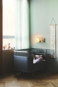 Lampa ścienna LILIBETH Nordlux 1xE14 25W Metal Brązowy w pokoju dziecięcym obok łóżeczka.