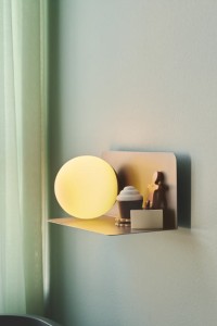Lampa ścienna LILIBETH Nordlux 1xE14 25W Metal Brązowy na tle ściany z dekorem.