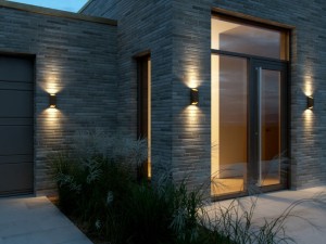 Stylowa lampa ścienna NICO Nordlux 2xGU10 35W Aluminium Zardzewiały zamontowana na nowoczesnym budynku.