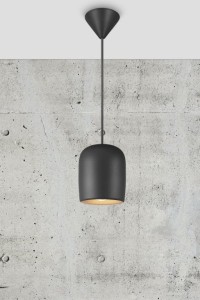 Lampa wisząca NOTTI Nordlux 1xE27 25W Metal Czarny na tle betonowej ściany.