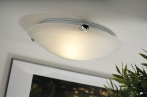 Lampa sufitowa PETRI Nordlux 1xE27 60W Szkło Biały zainstalowana na suficie.
