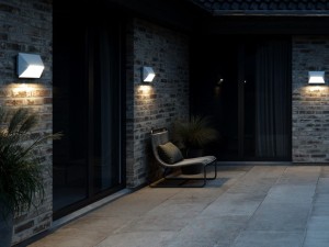 Lampa ścienna PONTIO Nordlux 2xGU10 25W Aluminium Biały zainstalowana na elewacji domu w nowoczesnym stylu.