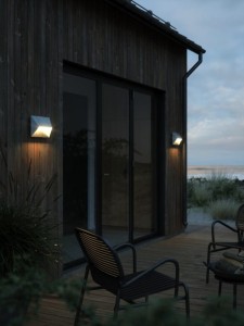 Lampa ścienna PONTIO Nordlux 2xGU10 25W Stal galwanizowana zamontowana na drewnianej elewacji.