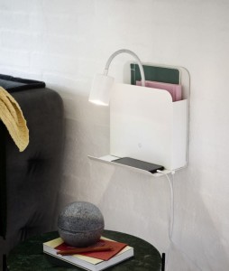 Lampa ścienna ROOMI Nordlux 1xGU10 35W Metal Biały zamontowana na ścianie, z miejscem na książki i smartfon.