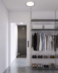 Lampa sufitowa LivaSmart Nordlux 1xLED zamontowana w nowoczesnym przedpokoju.