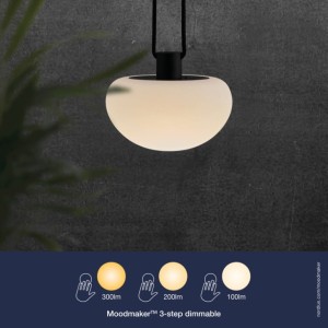 Lampa na baterie SPONGE Nordlux 1xLED biała na tle ciemnej ściany.