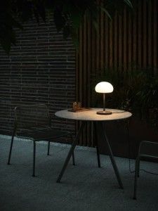 Lampa na baterie SPONGE Nordlux 1xLED na zewnątrz wieczorem.