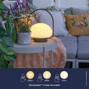 Lampa na baterie SPONGE Nordlux 1xLED na stoliku w salonie.