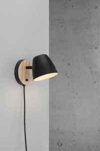 Lampa ścienna THEO Nordlux 1xGU10 35W Metal Czarny z drewnianym elementem na ścianie.