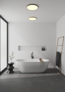 Lampa sufitowa OJA Nordlux 1xLED zamontowana w nowoczesnej łazience.