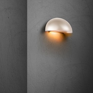 Lampa ścienna SCOR Nordlux 1xE14 40W Metal Beżowy na szarej ścianie.