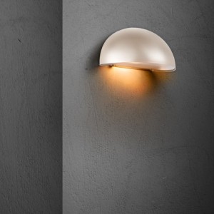 Lampa ścienna SCOR Nordlux 1xE27 60W Metal Beżowy na szarej ścianie.