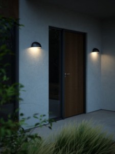 Lampa ścienna SCOR Nordlux 1xE27 25W Tworzywo sztuczne Czarny zamontowana na zewnętrznej ścianie domu.