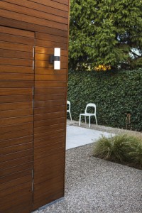 Kinkiet zewnętrzny LED Lutec Cyra 5198101118 IP54 1xLED Aluminium na drewnianej elewacji.