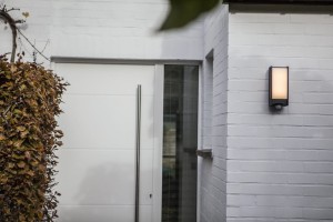 Kinkiet zewnętrzny z czujnikiem Lutec Qubo 5193002118 IP54 1xLED Aluminium na ścianie domu.