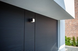 Kinkiet zewnętrzny LED Lutec Cuba 5193803118 IP54 na ścianie budynku.