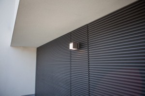 Kinkiet zewnętrzny LED Lutec Cuba 5193803118 IP54 na ścianie aluminiowej.