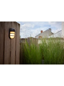 Kinkiet zewnętrzny LED Lutec Bullo 6383001118 IP54 zamontowany na drewnianym płocie.