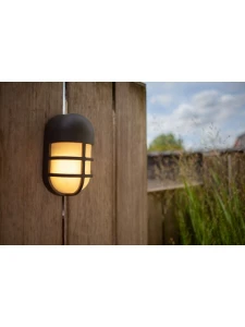 Kinkiet zewnętrzny LED Lutec Bullo 6383001118 IP54 zamontowany na drewnianym płocie.