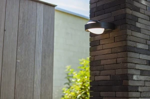 Kinkiet zewnętrzny LED Lutec Fele 5196301118 zamontowany na ścianie.