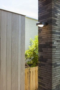 Kinkiet zewnętrzny LED Lutec Fele 5196301118 na ścianie budynku.
