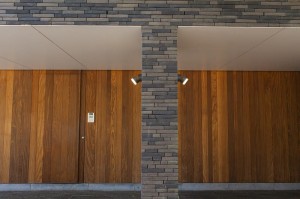 Kinkiet zewnętrzny LED Lutec Dropsi 5010901118 zamontowany na ścianie budynku.