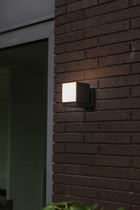 Kinkiet zewnętrzny LED Lutec Cuba 5193803012 na ścianie z cegły.
