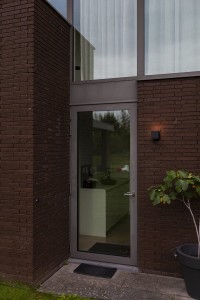 Kinkiet zewnętrzny LED Lutec Cuba przy drzwiach.