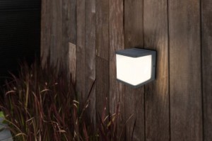 Kinkiet zewnętrzny LED Lutec Doblo 5105001125 IP54 1xLED Aluminium Szary na drewnianej ścianie.