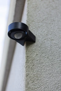 Kinkiet zewnętrzny z czujnikiem Lutec Dawny 9760002330 IP44 czarny na ścianie.