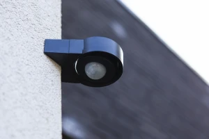 Kinkiet zewnętrzny z czujnikiem Lutec Dawny 9760002330 IP44 czarny na ścianie.