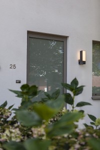 Kinkiet zewnętrzny LED Lutec Cuba Kamera IP44 na ścianie budynku.