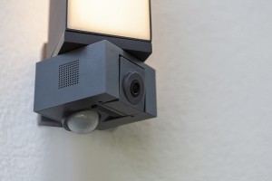 Kinkiet zewnętrzny LED Lutec Cuba Kamera 5193812118 IP44 1xLED Aluminium Szary zamontowany na ścianie.