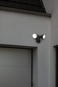 Kinkiet zewnętrzny LED Lutec Draco Kamera zamocowany na fasadzie budynku.