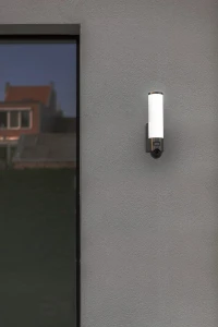 Kinkiet zewnętrzny LED Lutec Elara Kamera 5267106001 IP44 na ścianie domu.