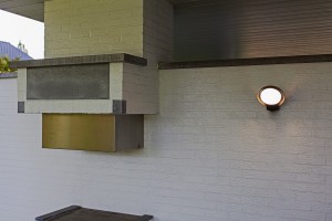 Zewnętrzny kinkiet LED Lutec Polo 5205701118 zamontowany na ścianie budynku.