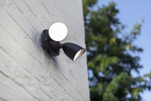 Kinkiet zewnętrzny LED Lutec Shrimp 7622221012 IP54 na ścianie domu.