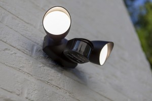 Kinkiet zewnętrzny z czujnikiem Lutec Shrimp 622222012 IP54 1xLED Aluminium Czarny zamontowany na ścianie.