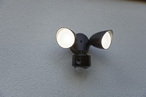 Kinkiet zewnętrzny z czujnikiem Lutec Shrimp 622222012 IP54 1xLED Aluminium Czarny przymocowany do ściany.