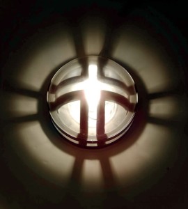 Lampa elewacyjna Elstead Lighting Frida FRIDA-F IP54 1xE27 Aluminium Szary rozświetlona na fasadzie.