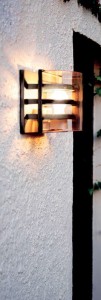 Nowoczesny kinkiet zewnętrzny Elstead Lighting Frida FRIDA-M IP54 1xE27 Aluminium Szary zamontowany na ścianie.