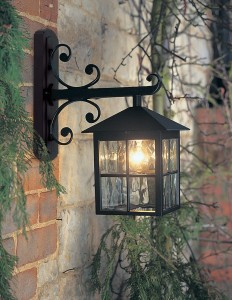 Kinkiet zewnętrzny Elstead Lighting Winchester BL19-BLACK IP43 montowany na ścianie.